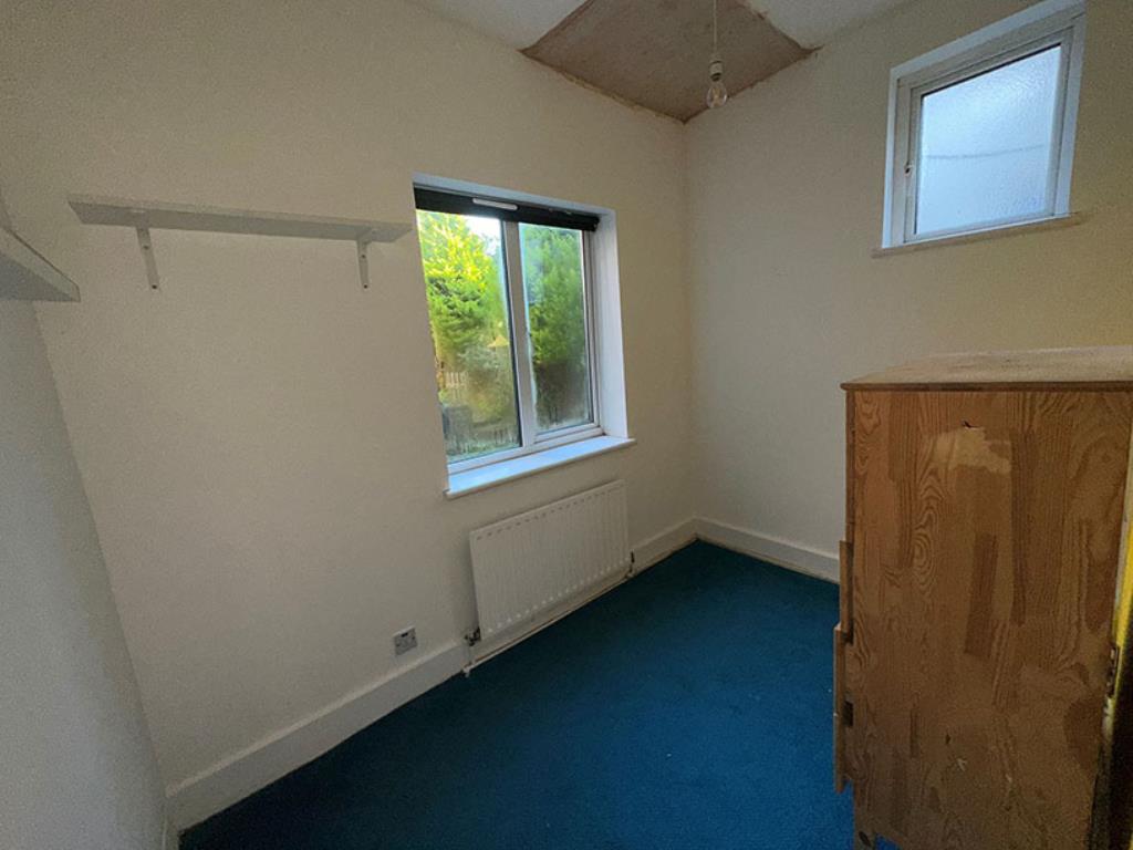 Lot: 79 - TWO-BEDROOM GROUND FLOOR FLAT WITH GARDEN - Bedroom two